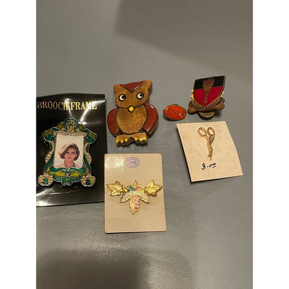 Vintage Pin Bundle - Picture 1 of 3